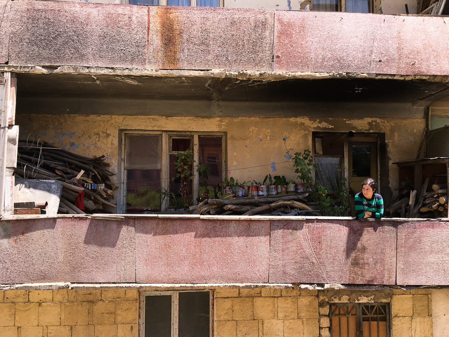 Watchful eyes overlooking from a balcony. (Photo: Souren Papazian)