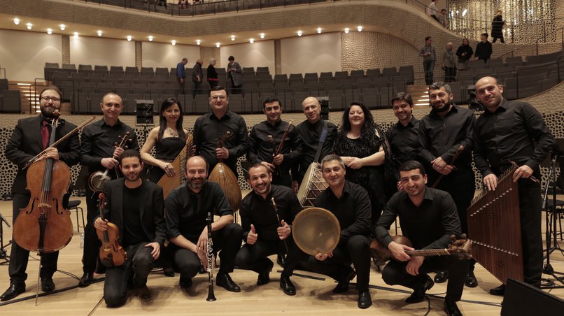 The idea of collaborating with the Hewar Ensemble took shape in 2015, as an expression of the Armenian people’s gratitude towards the Syrian people, and the ensemble’s wish to bring the plight of Syrian refugees into focus. Their concerts, a mixture of classical and Armenian traditional instruments, have opened-up a new page in classical music. Here, the two ensembles are photographed at Elbphilharmonie in Hamburg. (Photo: Miek Reichert).