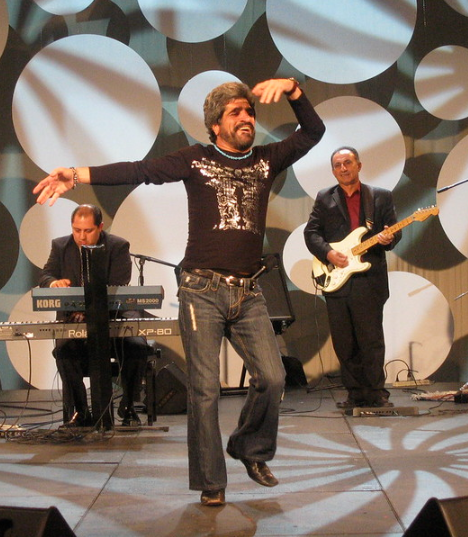 Harout Pamboukjian performing at the 2006 Armenia Fund Telethon. (Photo: Poreek; Flickr)
