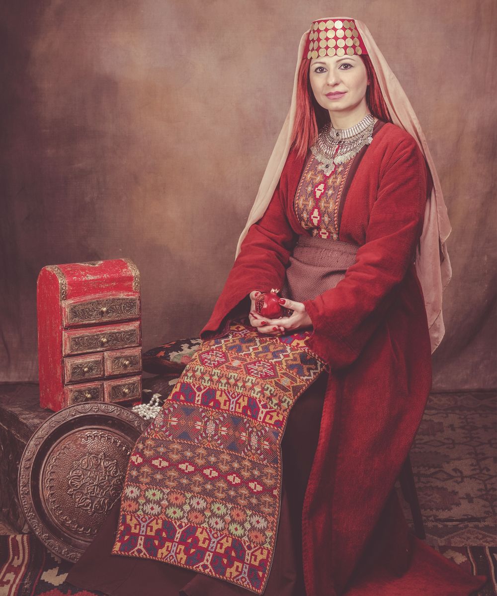 Talar poses for a self potrait in the traditional dress (taraz [տարազ]) of Vaspurakan, just to “connect with the past and feel its presence; with a pomegranate in my hand as a symbol of eternity,” as she puts it.