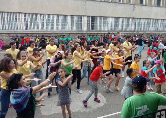 Chillin’ with the tots of Armenia